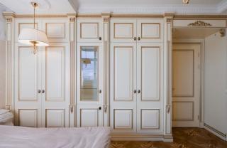 Распашные шкафы в классическом стиле купить на заказ в СПб
