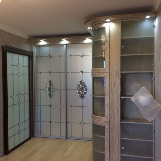 Встроенный шкаф с распашными дверьми с тонированными зеркалами