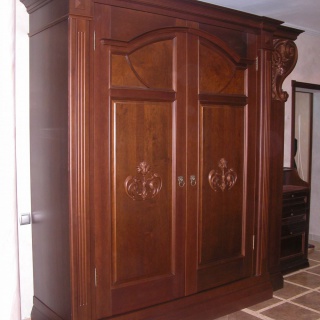 Корпусный шкаф с распашными дверьми из массива