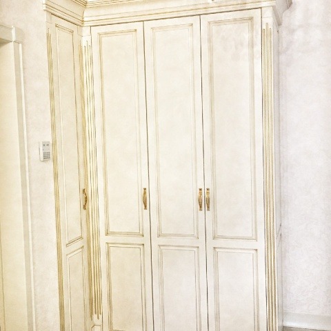 Угловой корпусный шкаф в гостиной из массива дуба в классическом стиле