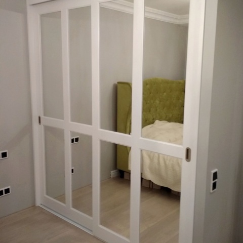 Встроенный зеркальный шкаф-купе из МДФ в спальню в современном стиле двухдверный