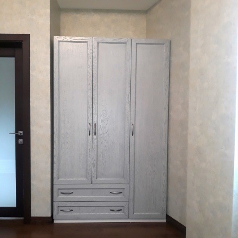 Корпусный распашной шкаф с фасадами МДФ и наполнение ЛДСП для одежды в спальню с ящиками в классическом стиле