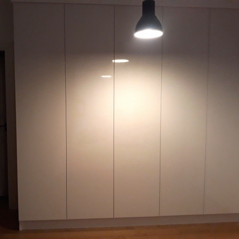 Встроенный распашной шкаф из ЛДСП с фасадами МДФ (глянец) в прихожую (коридор) в современном стиле