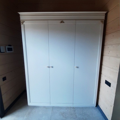 Корпусный распашной шкаф из массива и МДФ с патиной  для одежды в спальню в классическом стиле