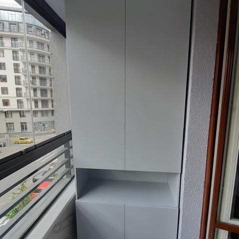 Корпусный распашной шкаф из ЛДСП на балкон в современном стиле