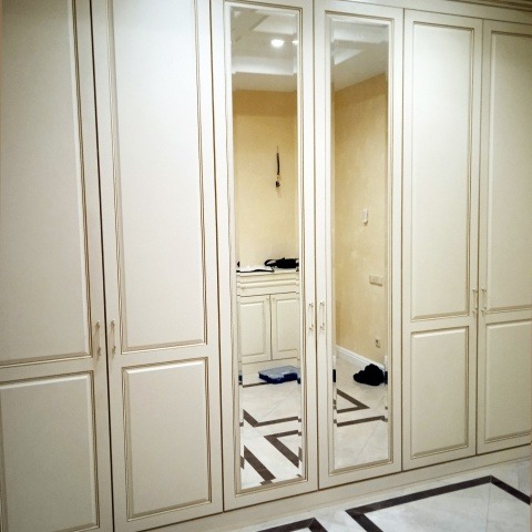 Встроенный распашной шкаф из МДФ с патиной для одежды в прихожую в классическом стиле