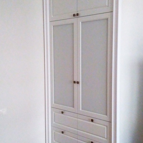 Встроенный распашной шкаф из МДФ в спальню в классическом стиле 