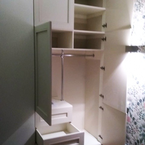 Встроенный распашной шкаф из МДФ в гостиную в классическом стиле 