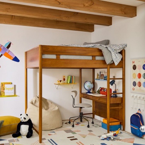 Двухъярусная кроватка из массива дуба и рабочий стол в детскую комнату 