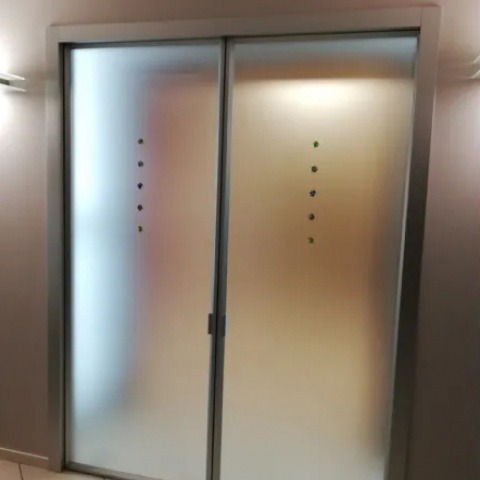 Двери для гардеробной комнаты из пескоструйного стекла