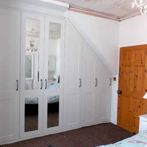 Встроенный распашной шкаф с зеркалом в спалню в классическом стиле