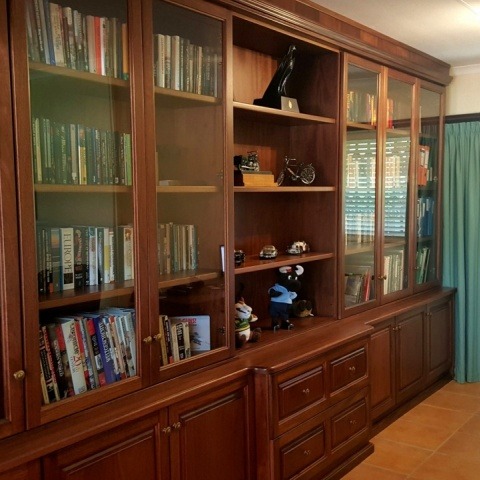 Книжный шкаф библиотека в классическом стиле из массива дуба и МДФ