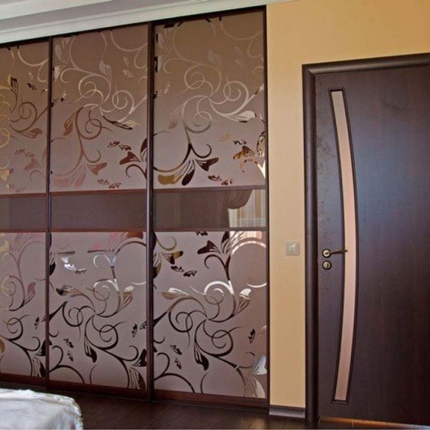 Встроенный шкаф-купе зеркало бронза с рисунком трехдверный в спальню в современном стиле