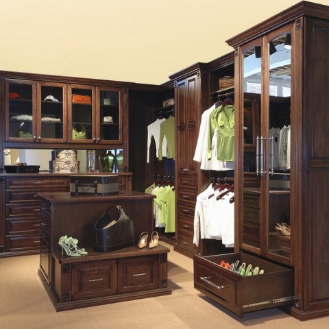 Угловая гардеробная комната из Массива в классическом стиле 